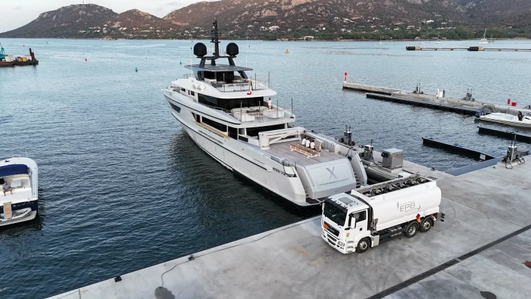 Livraison de carburant sur un Yacht au port de Porto-Vecchio