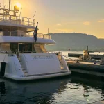 Vue de la station service du port de Porto-Vecchio au matin.