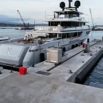 Postes de distribution sur les quais de la station maritime à Porto-Vecchio