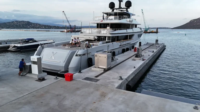 Postes de distribution sur les quais de la station maritime à Porto-Vecchio